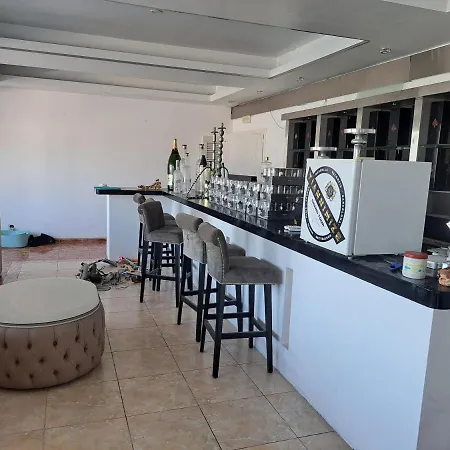 Privado 1a Linea Puerto Banus. Atico Enorme, Vistas Increibles Guest house